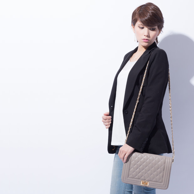 本革キルティングショルダーレザーバッグ：着用画像