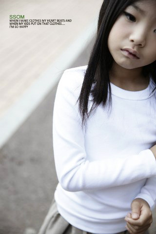 シンプル長袖Tシャツ：ホワイト着用画像