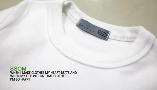 シンプル長袖Tシャツ：襟周り詳細