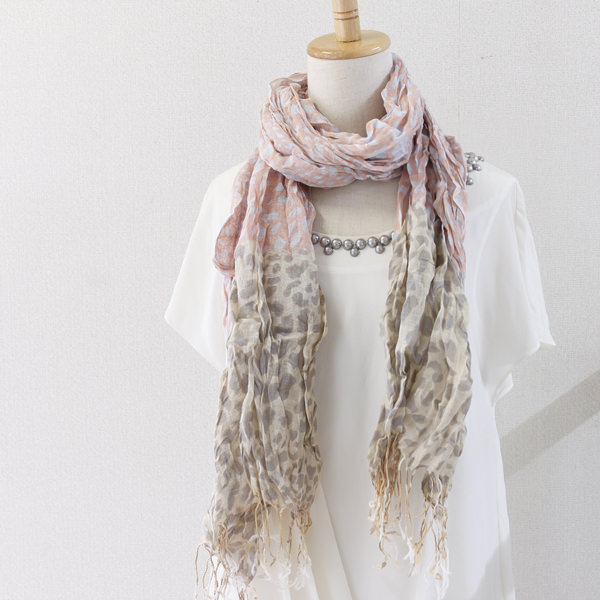 ツートーンカラーレオパード柄ストール：ピンク着用画像