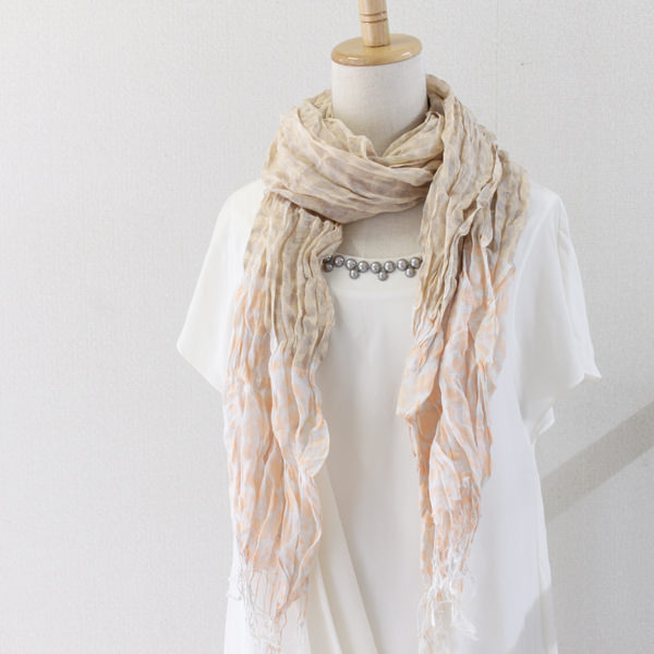 ツートーンカラーレオパード柄ストール：ベージュ着用画像