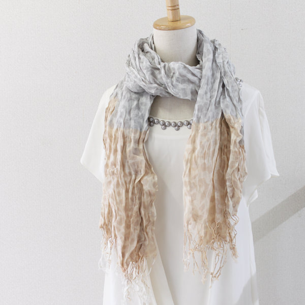 ツートーンカラーレオパード柄ストール：グレー着用画像