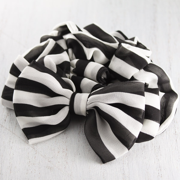 リボンストライプシュシュ：ブラック×ホワイト