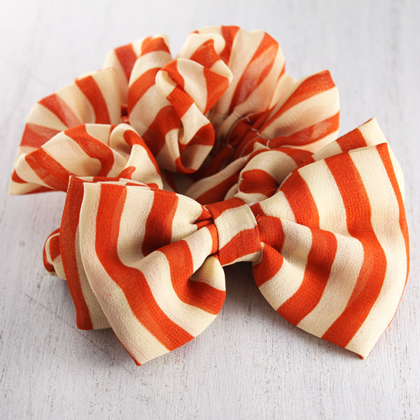 リボンストライプシュシュ：オレンジ×ベージュ
