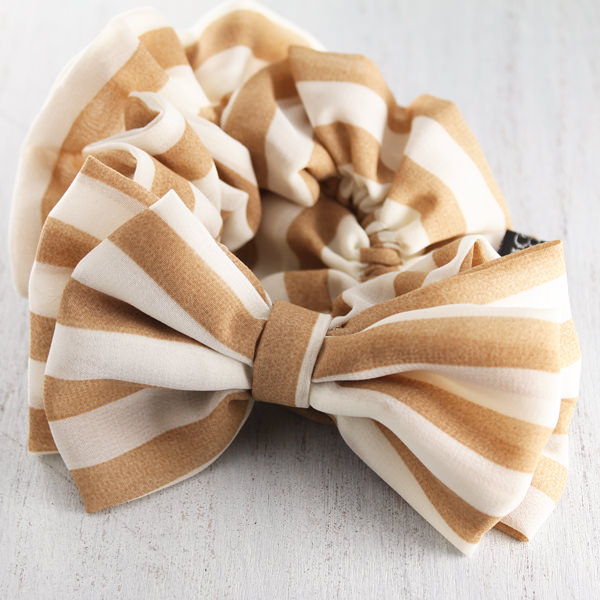 リボンストライプシュシュ：ベージュ×ホワイト