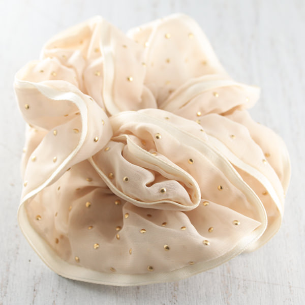 ゴールドビーズドットシフォンシュシュ：ピンクベージュ