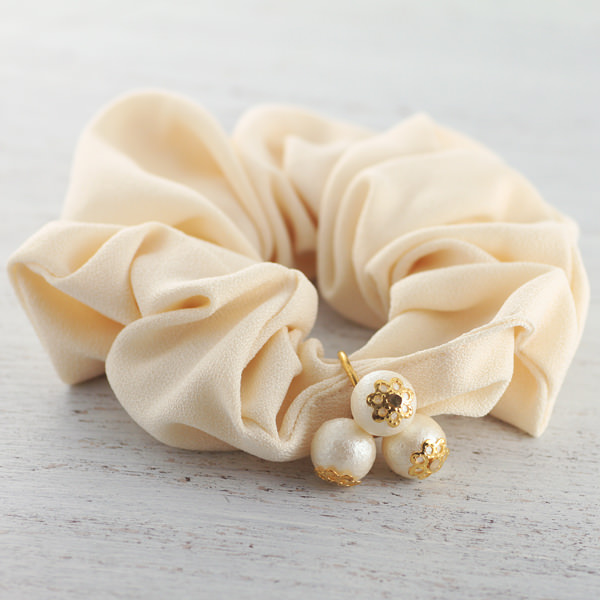 パールチャーム付きシュシュ：ホワイト