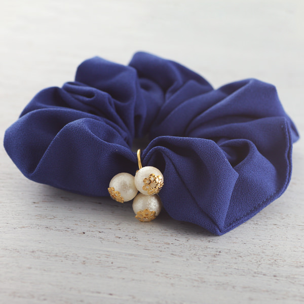 パールチャーム付きシュシュ：ブルー