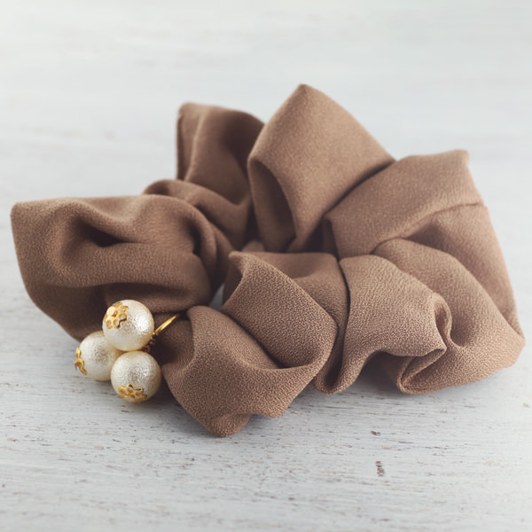 パールチャーム付きシュシュ：ブラウン