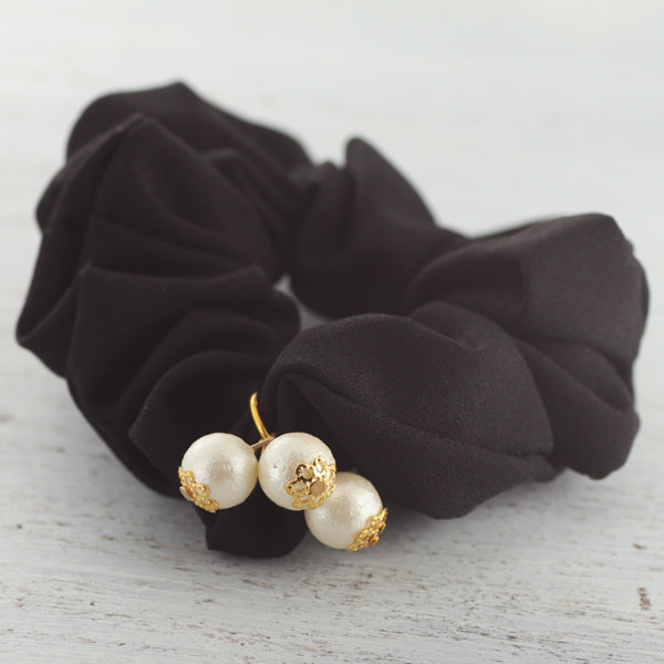 パールチャーム付きシュシュ：ブラック